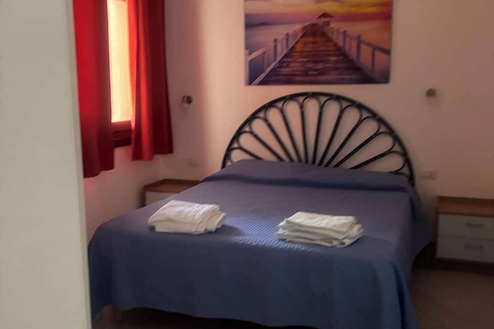 Ganze Wohnung, Apartment with terrace facing the beach in Trinità d'Agultu e Vignola und Umgebung, Olbia-Tempio