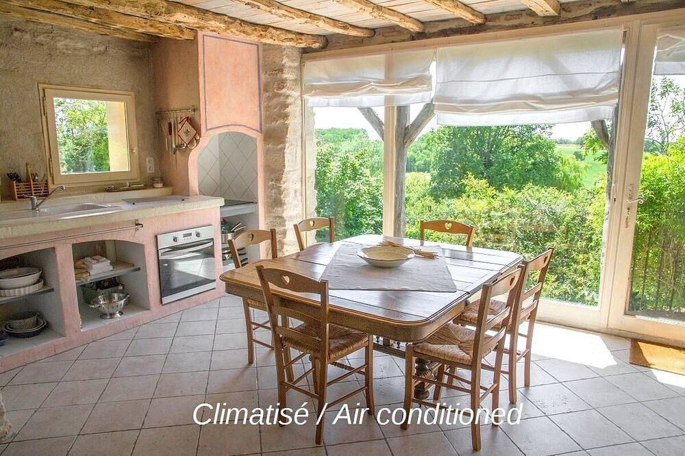 A 5 mn d'Albi, la Vieille Maison, charme, climatisation, piscine chauffée. in Rouffiac, Région d'Albi