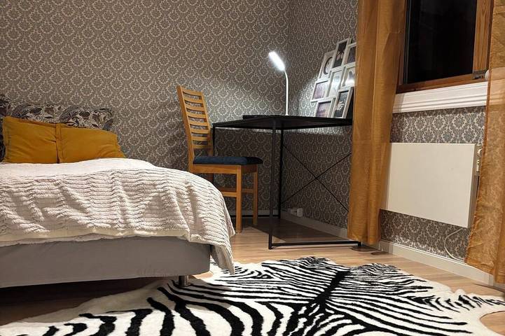 Ganze Wohnung, Modern 3-Bedroom Apartment in Raufoss Centre with Private Garden in Vestre Toten