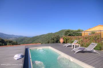 Gîte pour 4 personnes, avec terrasse et sauna ainsi que jacuzzi et piscine, animaux acceptés en Corse