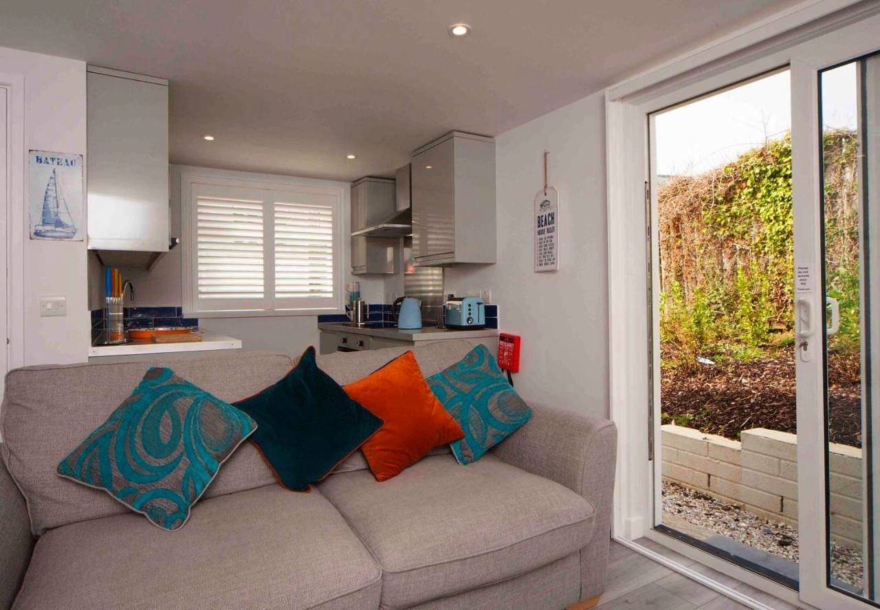 Entire apartment, Two-Bedroom Apartment with sea view- No Dogs in Mawgan Porth, Cornwall