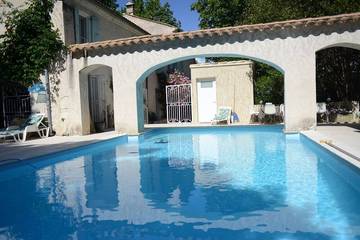 Gîte pour 6 personnes, avec piscine ainsi que jardin et terrasse, animaux acceptés à Saint-Maurice-sur-Eygues