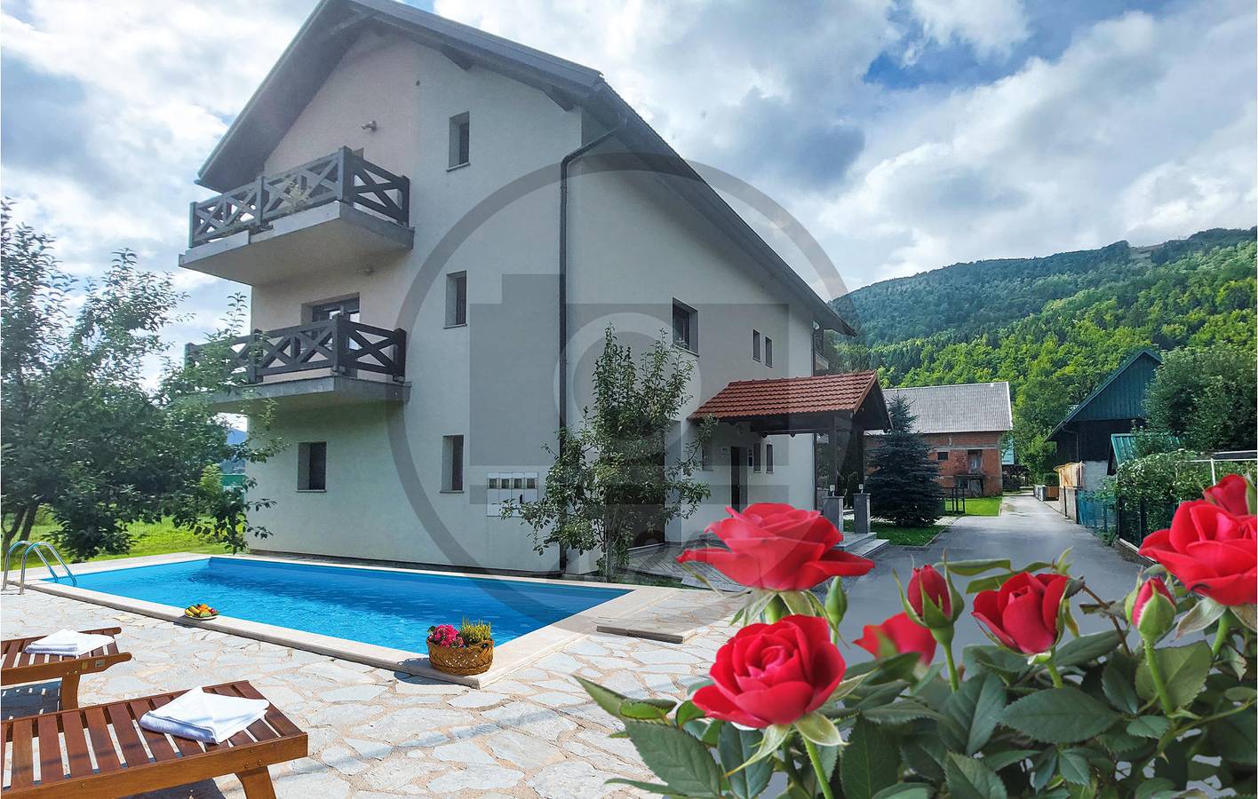 Ruim appartement met 1 slaapkamer, wifi, zwembad en barbecue, vlak bij parkeergelegenheid in Karlovac region