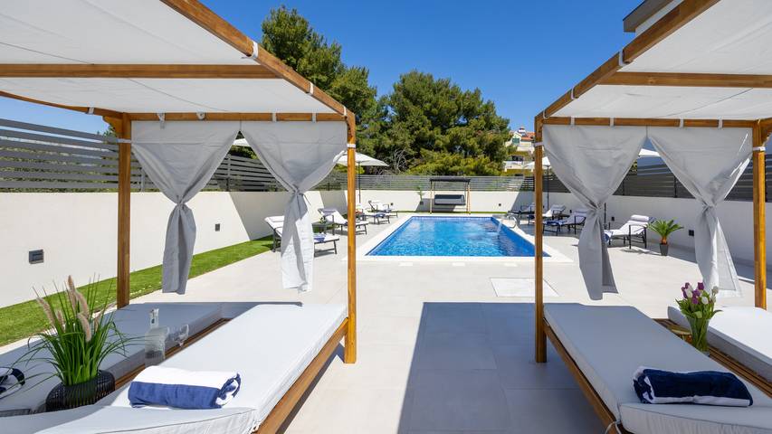 Ferielejlighed for 6 personer, med Terrasse og Have samt Pool i Split