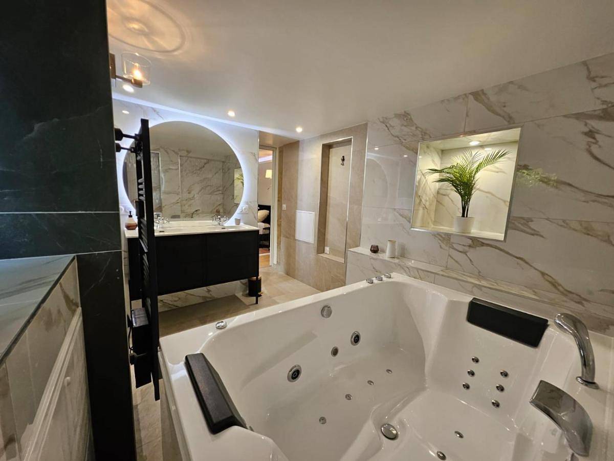 Charmante Maisonette du Lot rénovée avec balnéo in Latouille-Lentillac, Lot