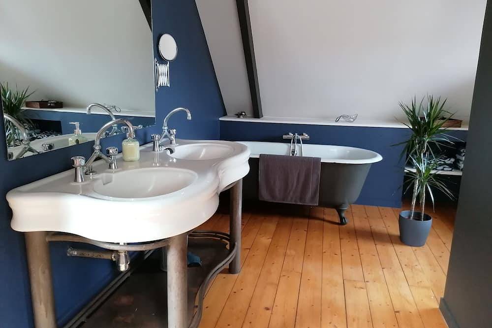 L'ancienne École du Village, Rénovée Avec Charme, Entre mer et Estuaire in Plougrescant, Pink Granite Coast