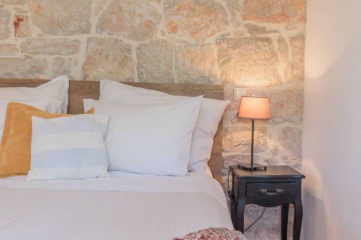 Traditionelles Steinhaus am Meer in Preko in Plaža Jaz, Poljana