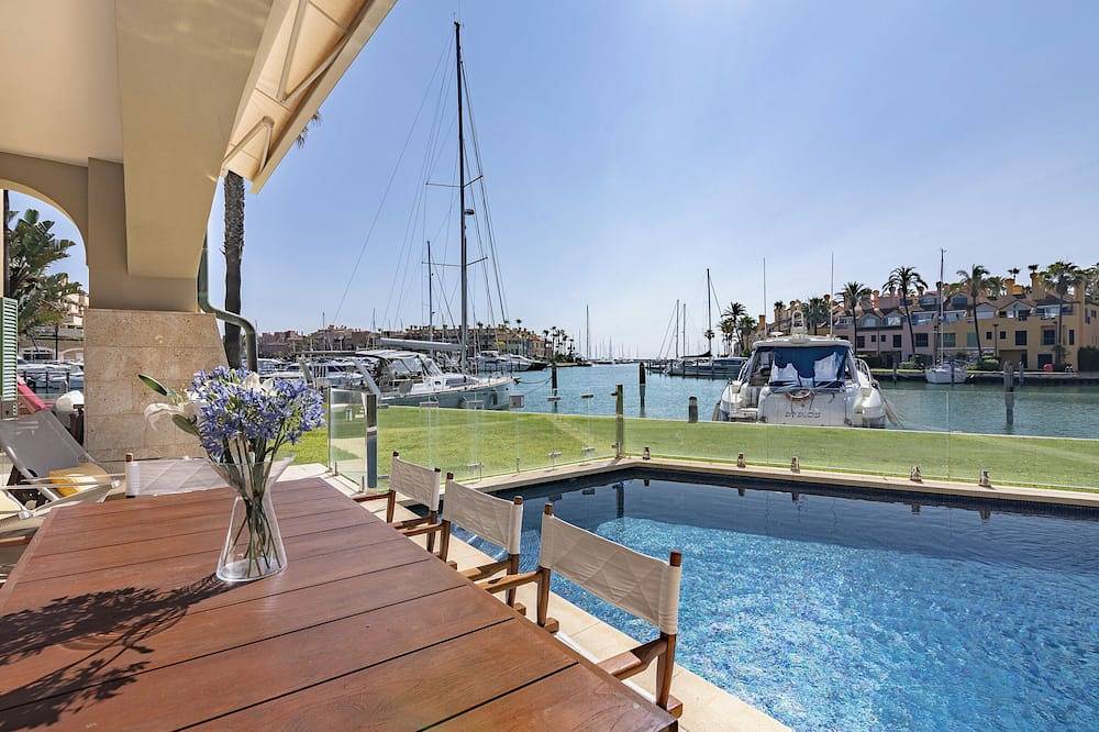 Ganze Wohnung, Waterside marina view 3 bedroom apartment with private pool in Puerto Sotogrande in Sotogrande, San Roque