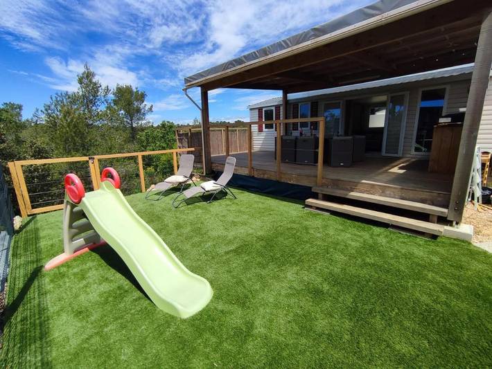 Camping pour 6 personnes, avec piscine et terrasse ainsi que vue et jardin