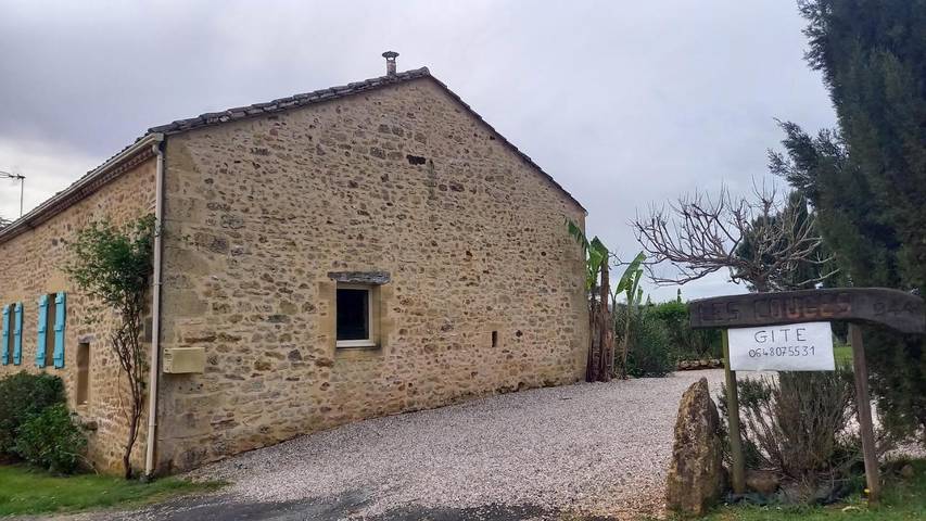 Location de vacances pour 2 personnes, avec jardin ainsi que piscine et terrasse, animaux acceptés à Lolme - 3