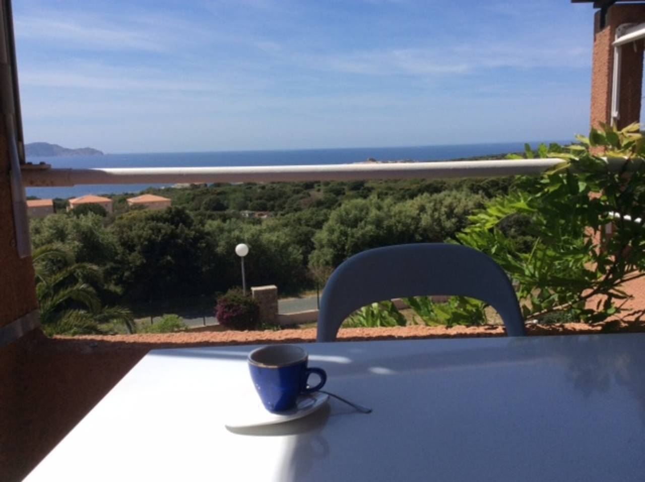 Appartement entier, Appartement 'La Terrazza Sulla Baia Di Calvi' avec vue sur la mer, terrasse privée et jardin privé in Lumio, Région de Calvi