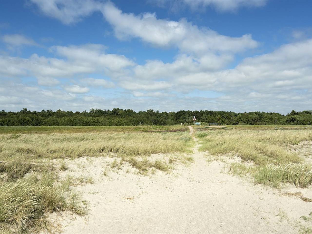 "Hughe" - 300m from the sea in Hyldtofte Østersøbad, Rødby