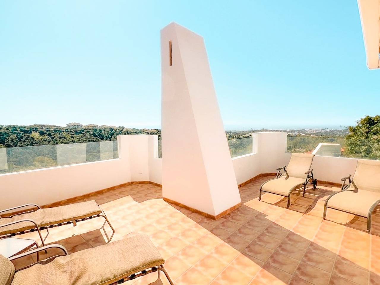 Schöne 4Bdr-Villa mit fantastischer Aussicht in Nueva Andalucia Golf Valley, Marbella
