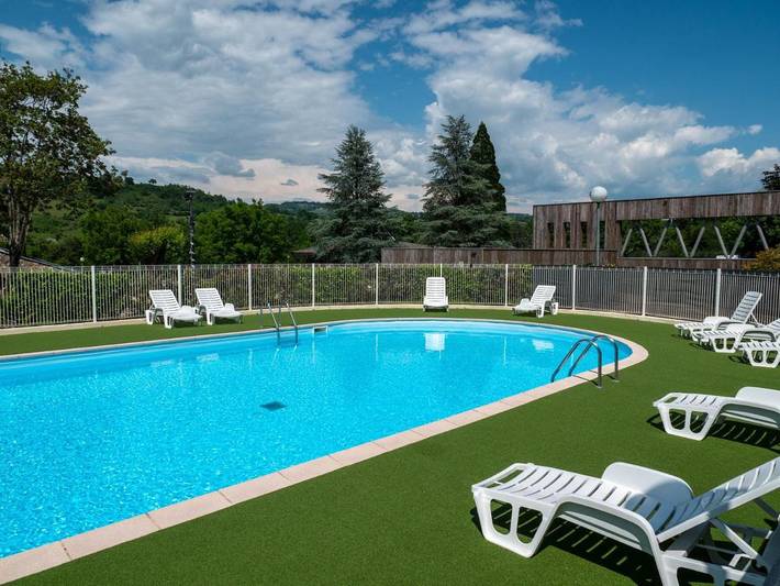 Parc de vacances pour 6 personnes, avec Terrasse et Jardin ainsi que Piscine et Vue dans l' Aveyron