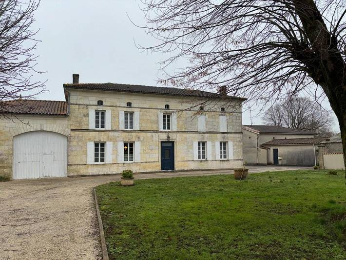 Location de vacances pour 7 personnes, avec Terrasse ainsi que Jardin et Vue dans Réaux-sur-Trèfle