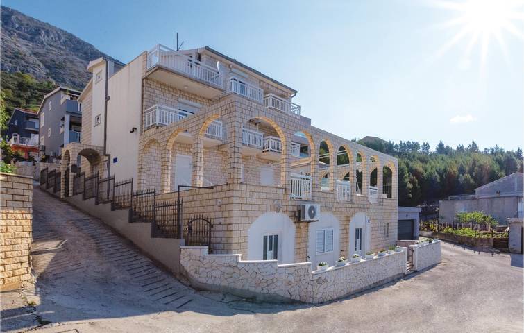Ganze Ferienwohnung, Gemütlich, 1 km vom Strand entfernt: Terrasse, WLAN, Parkplatz und Klimaanlage in Stanici, Omis-Riviera