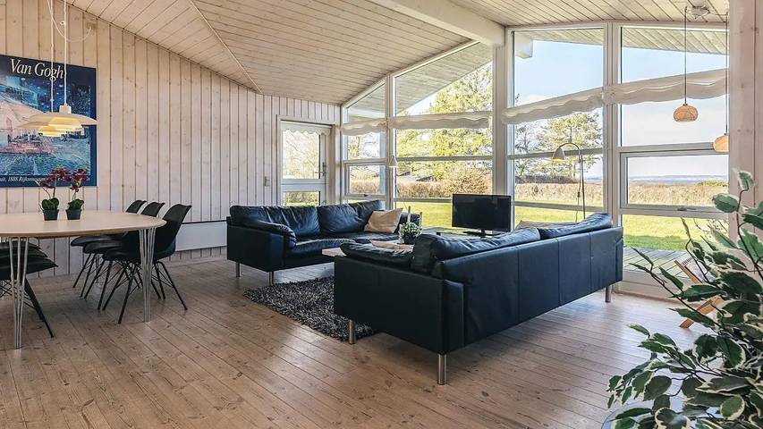 Ferieudlejning for 9 personer, med have og jacuzzi i Tåsinge