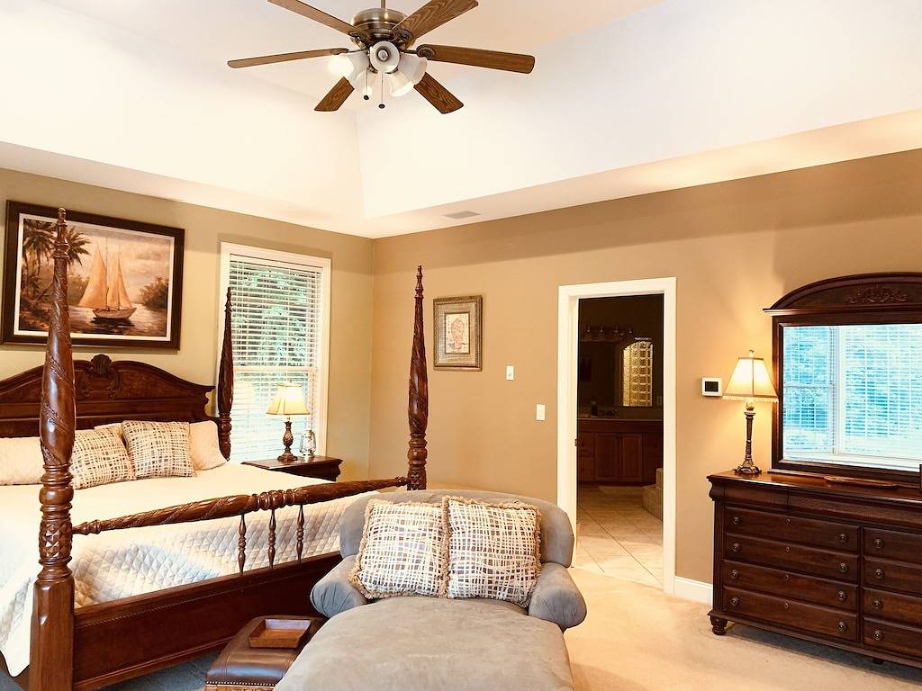 Magnificent Mnt Home Retreat! Convenient, 4 bedrooms, media rm, pool table in Hendersonville, Henderson County (NC)