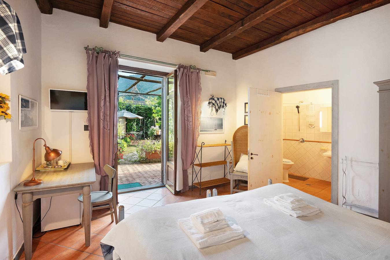 Agriturismo « Chambre Double avec Jardin » avec vue sur les montagnes, piscine commune et Wi-Fi in Fisciano, Province de Salerne