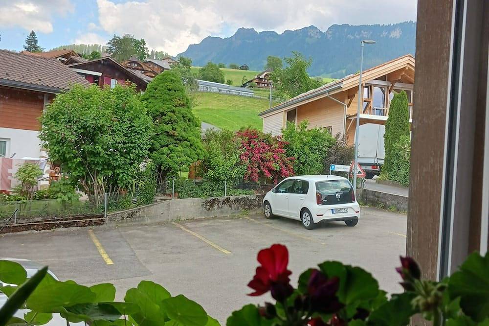 Geheel appartement, Pure Swissness - cozy vacation apartment with lots of charm overlooking Lake Thun in Sigriswil, Meer van Thun