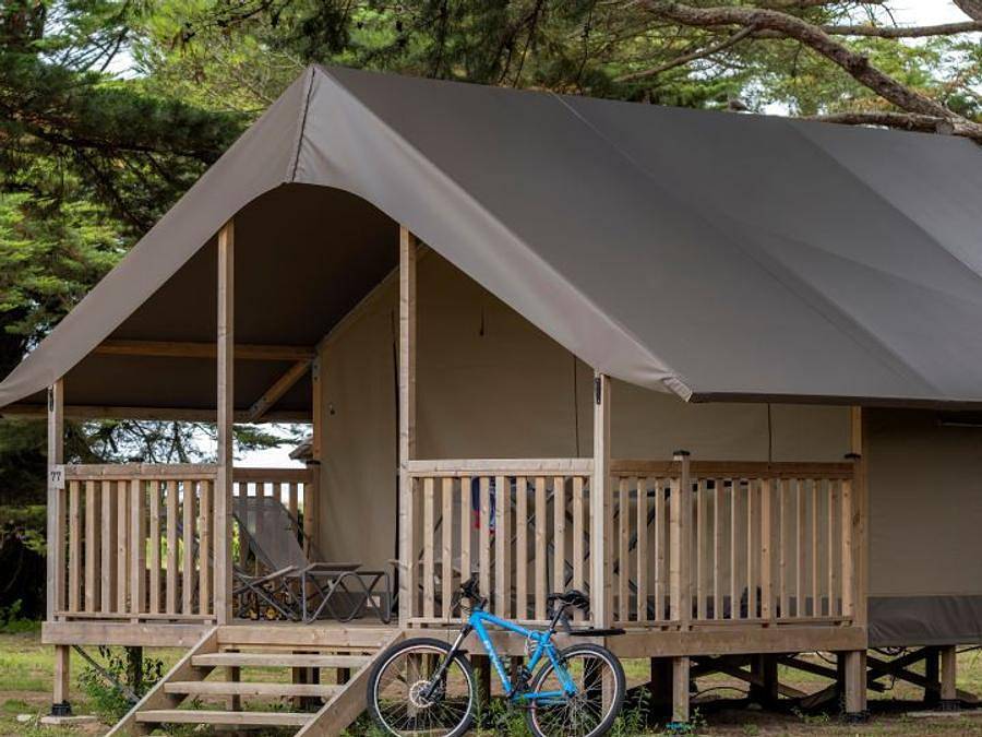 Flower Camping Monplaisir | Camping Oléron 4 étoiles - Tente en toile et en bois 4 personnes - Tente Lodge Confort sans sanitaire - 2 chambres in Saint-Trojan-les-Bains, Côte de Beauté