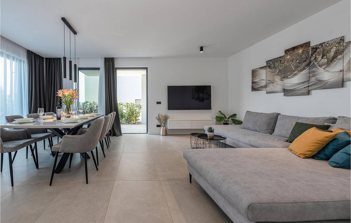 Reizende 2-Zimmer-Wohnung mit Pool, Terrasse und WLAN in Küstennähe in Ugrinici, Kraj