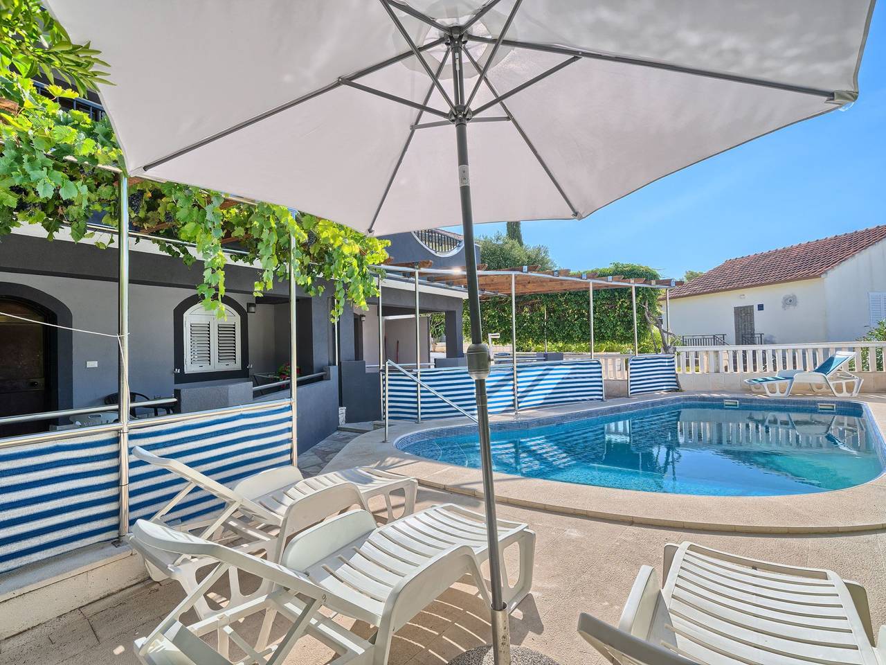 Cały apartament, In Okrug Gornji mit Grill, gemeinsamem Pool und Garten und Meerblick in Okrug Gornji, Čiovo