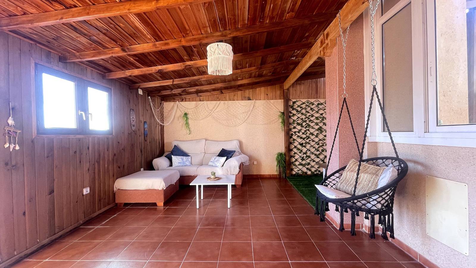 Apartamento entero, Apartamento 'Nomad House' con piscina compartida, Wi-Fi y aire acondicionado in Santa Pola, Costa Blanca