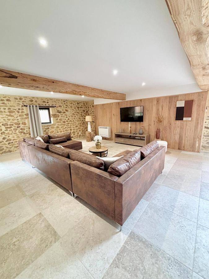 Location de vacances pour 23 personnes, avec terrasse ainsi que piscine et vue, adapté aux familles à Larzac (Dordogne) - 2