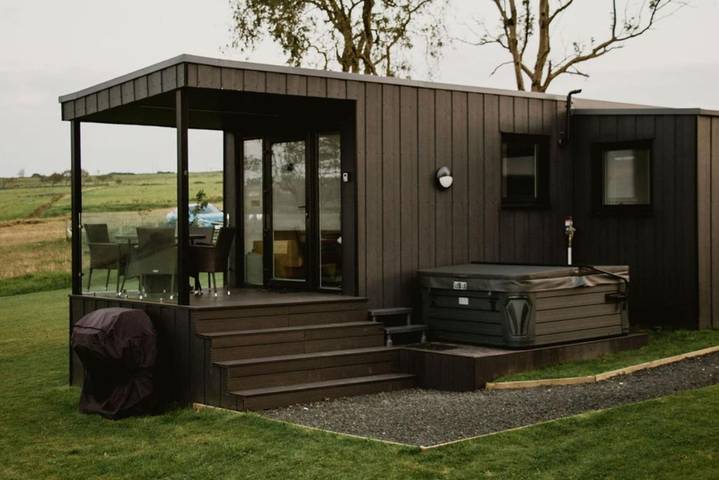 Holiday home for 2 people, with terrace and garden as well as view in Northern Ireland