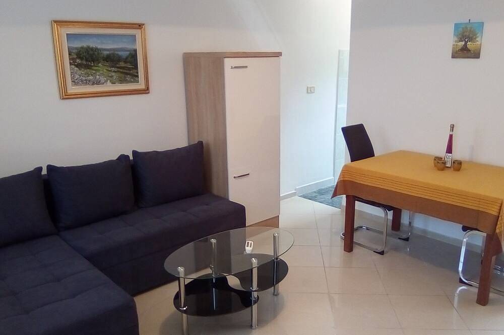 Appartamento intero, Appartamento di una stanza con balcone e vista mare Vallon - Valun, Cherso - Cres (A-386-b) in Valun, Cherso