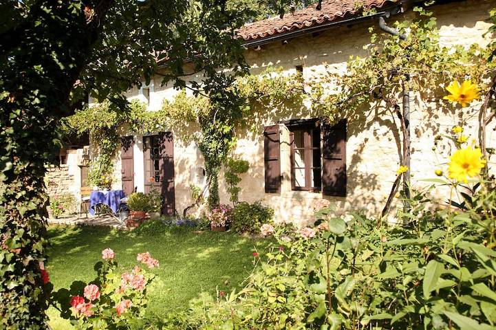 Location de vacances pour 2 personnes, avec Terrasse ainsi que Jardin et Piscine à Varaignes