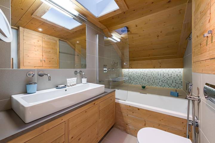 Chalet pour 11 personnes, avec terrasse ainsi que jardin et sauna dans Méribel