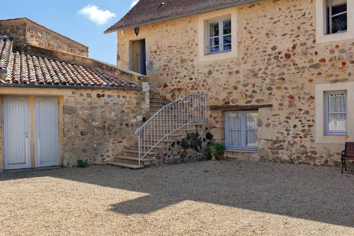 Entire apartment, 'Château Les Forges -Tennis, Pool, Golf ' in Les Forges, Deux-Sèvres