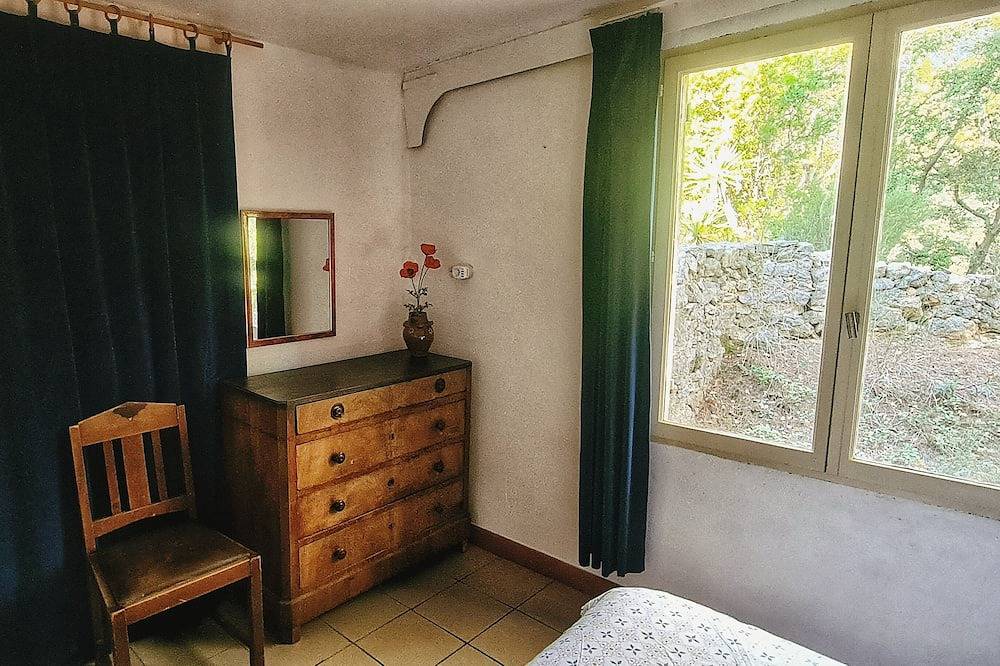 Gîte in a peaceful setting between olive trees and swimming pool in Salernes, Draguignan region