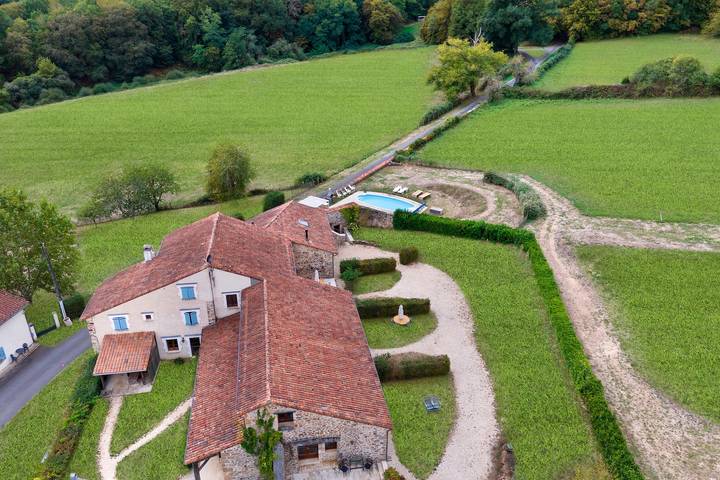 Casa vacanze Domaine de Bellac - 32 persone con piscina privata, terrazza e Wi-Fi in Roussines, Parco naturale regionale di Périgord-Limousin