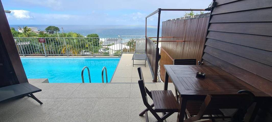 Gîte pour 3 personnes, avec terrasse ainsi que vue et piscine dans Grands-Bois