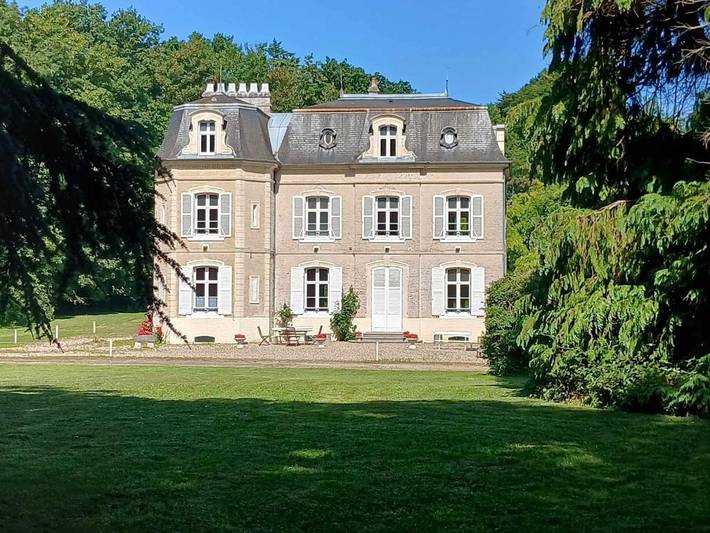 Location de vacances pour 12 personnes, avec jardin ainsi que vue et terrasse à Mons-Boubert
