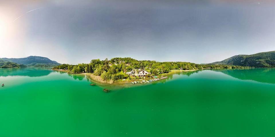 Location de vacances pour 2 personnes, avec jardin ainsi que terrasse et vue sur le lac dans Plage de Pré-argent