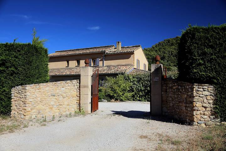Gîte pour 8 personnes, avec terrasse ainsi que jardin et piscine à Villedieu - 2