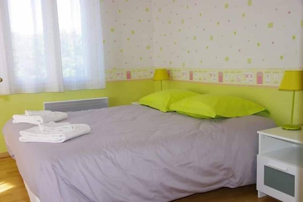 Villa near Avignon, comfortable, garden, swimming pool in Villeneuve-lès-Avignon, Nimes region