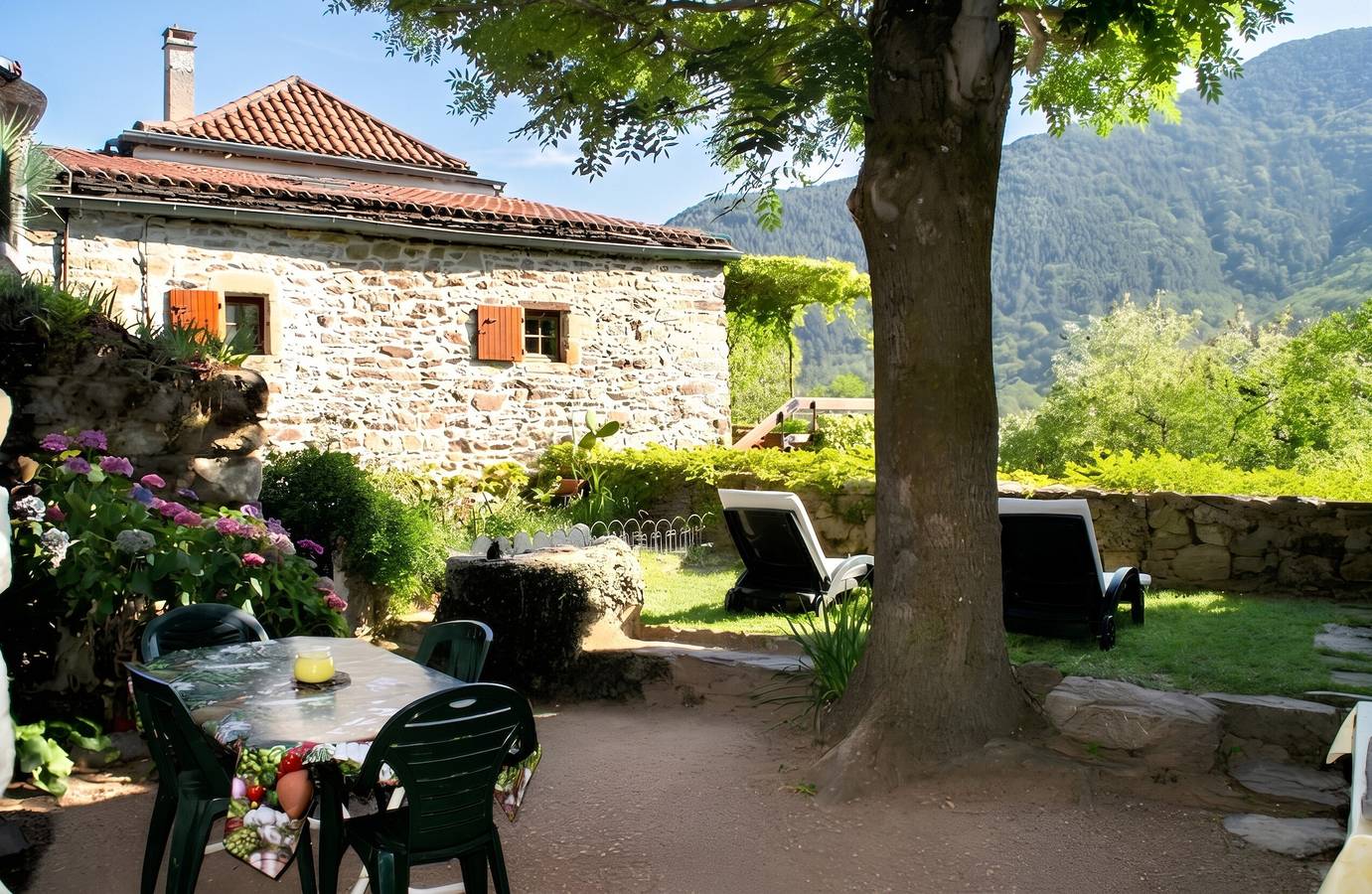 Maison cosy avec vue sur la montagne à Dompnac, cheminée in Dompnac, Parc naturel régional des Monts d'Ardèche