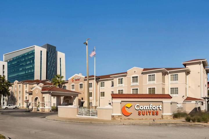 Hotel for 4 people, with pool and hot tub as well as terrace - 1