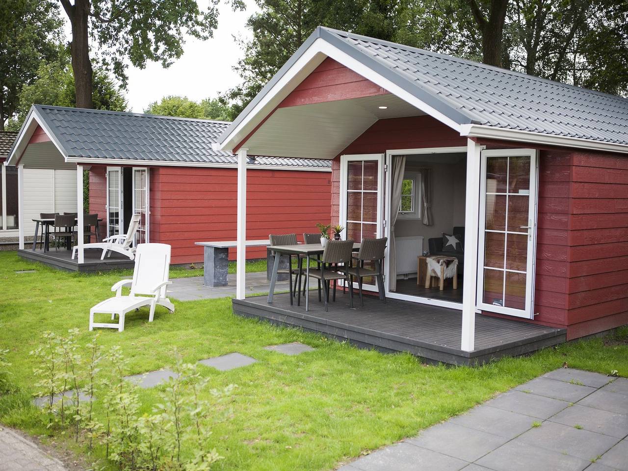 Comfortable chalet with veranda, in a holiday park near the beautiful Veluwe in Veluwe