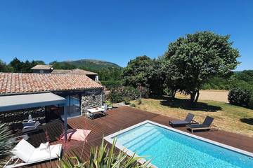 Gîte pour 2 personnes, avec terrasse et jardin à Saint-Vincent-de-Barrès