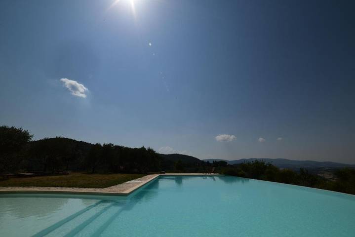 Agriturismo per 5 persone, con giardino e piscina nonché panorama, con animali domestici in Spoleto
