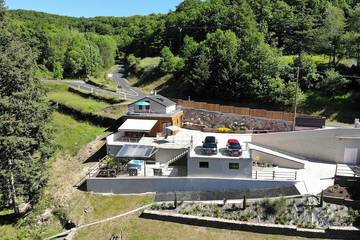 Gîte pour 4 personnes, avec jardin ainsi que balcon et jacuzzi à Saint-Beauzély