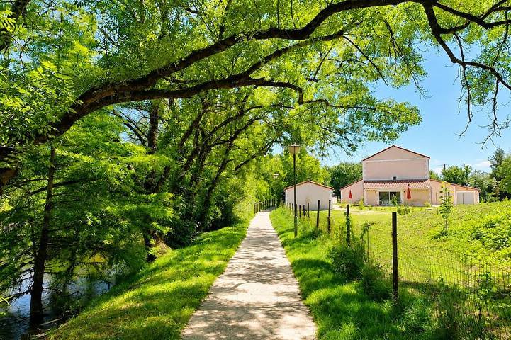 Location de vacances pour 26 personnes, avec terrasse et jardin à Châteauneuf-sur-Charente