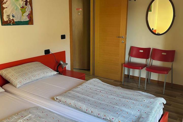 Ganze Wohnung, Perfect for 2 adults, with a lake view just a short walk from downtown in Malcesine, Gardasee-Berge
