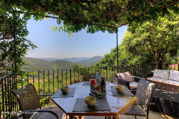 Gîte pour 4 personnes, avec Terrasse ainsi que Jardin et Vue à Sainte-Lucie-de-Tallano